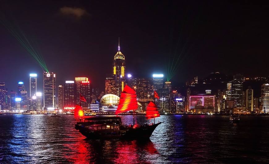 И Гонконг, подружившись и взяв обещание обязательно вернуться, устроит роскошные проводы. С сиянием огней ночного города и алыми парусами, неторопливо скользящими по глади залива. Ну как тут не влюбиться...