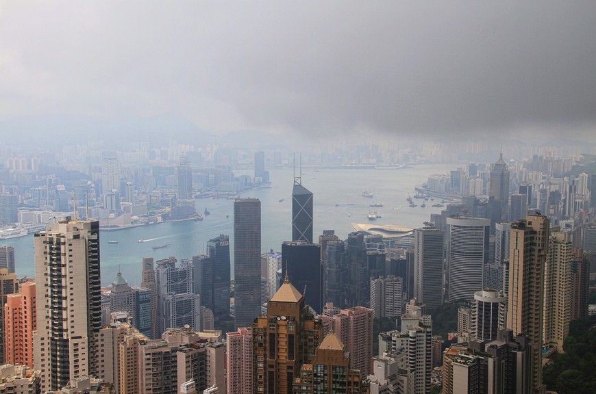 Забравшись повыше любуешься Гонконгом и спрашиваешь сама себя: "Неужели я здесь была?"..