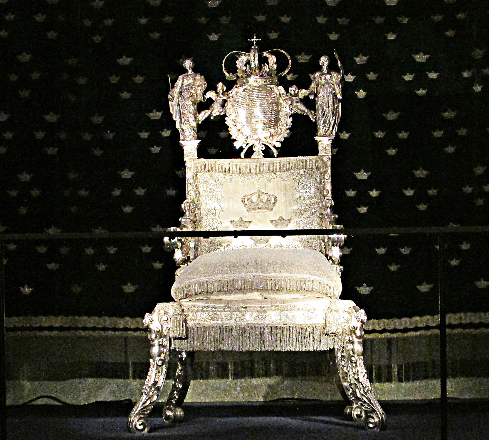 Обнаженная жопа в королевском кресле