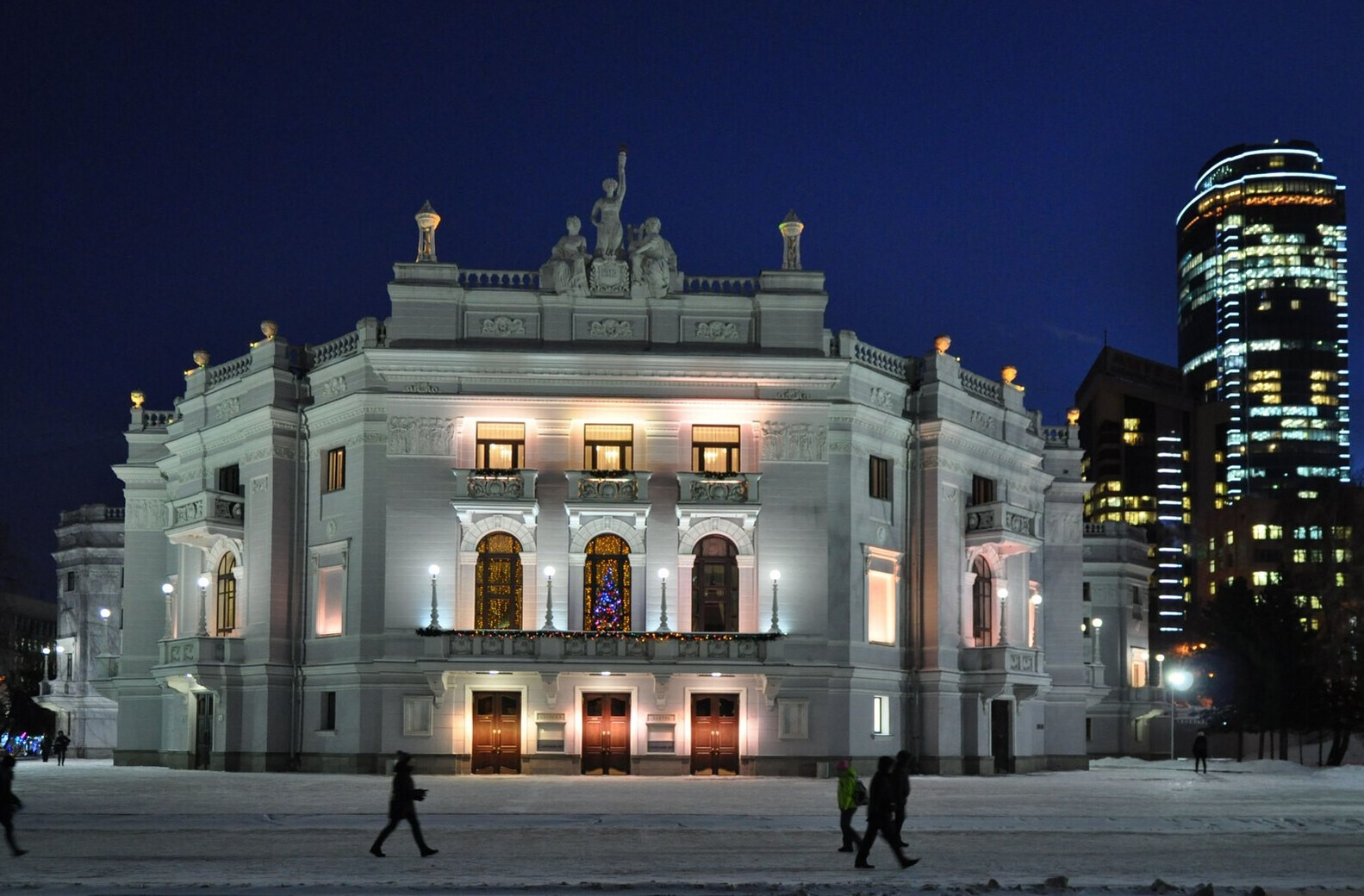 Оперный театр Екатеринбург зимой