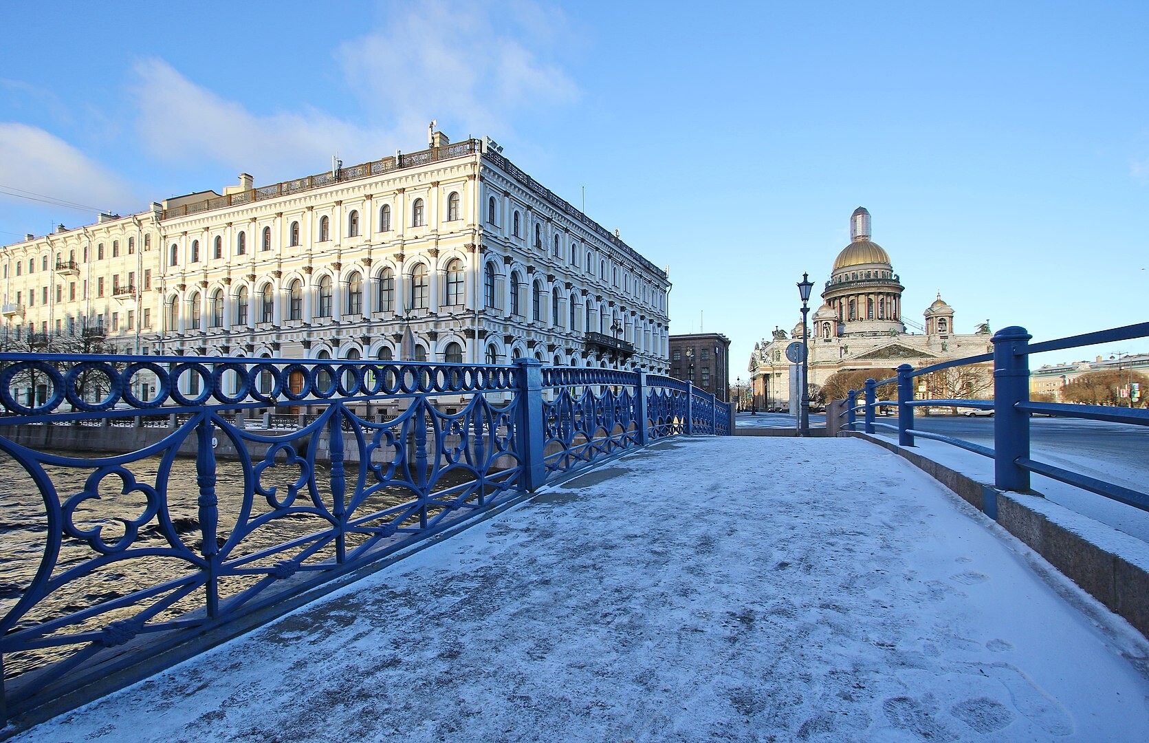 Ширина синего моста в Санкт-Петербурге