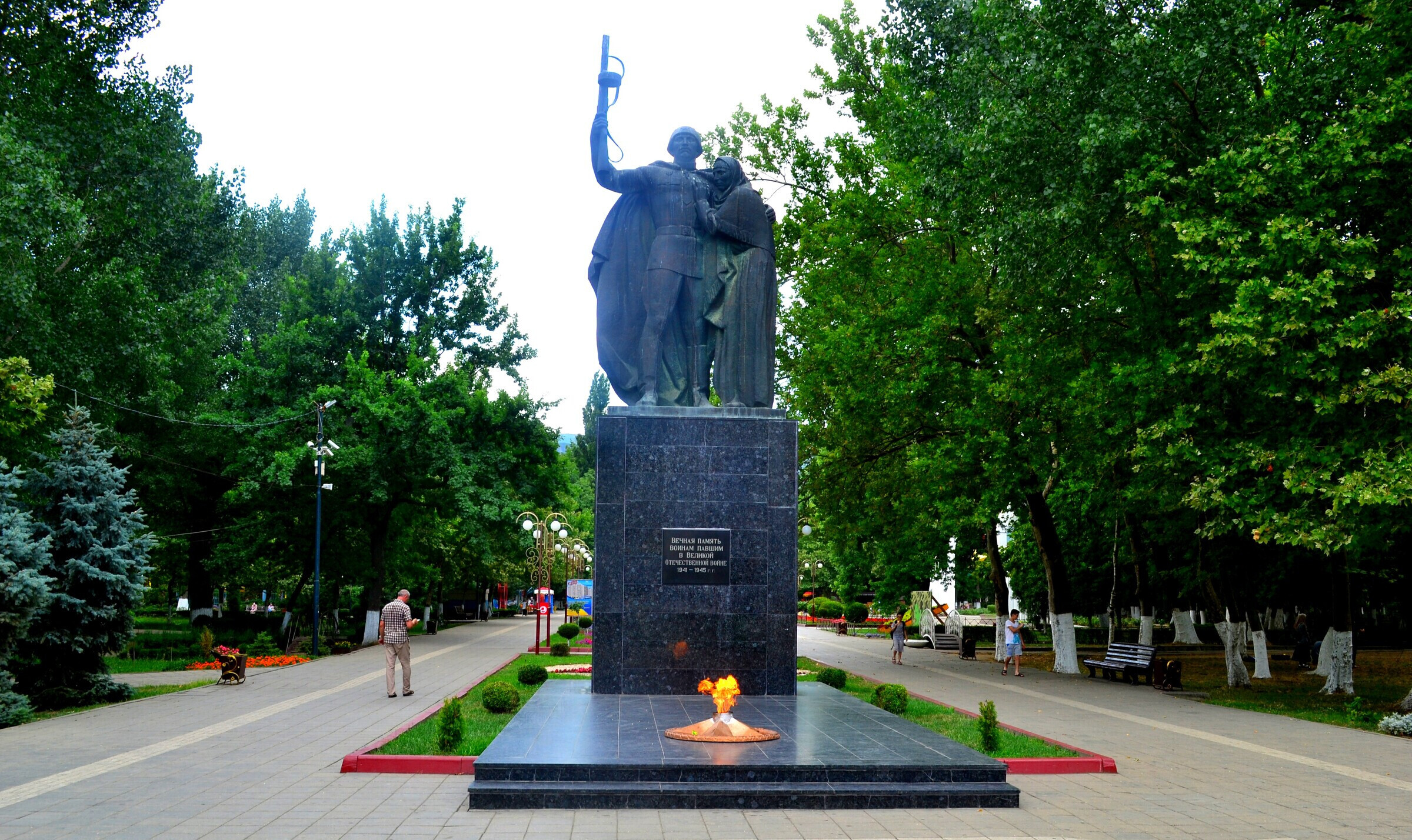 Комсомольский парк Махачкала вечный огонь