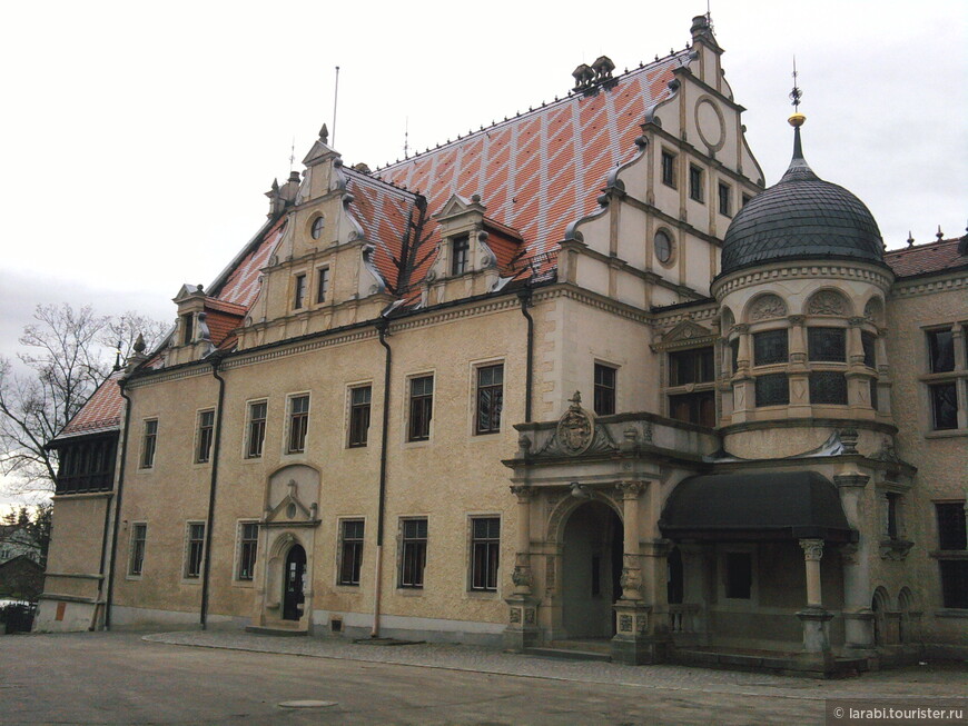 Старый замок. Вид со двора.