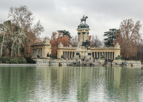 Центральное место в парке занимает искусственно созданный пруд с  колоннадой в центре и конной статуей испанского короля Альфонсо XII. 