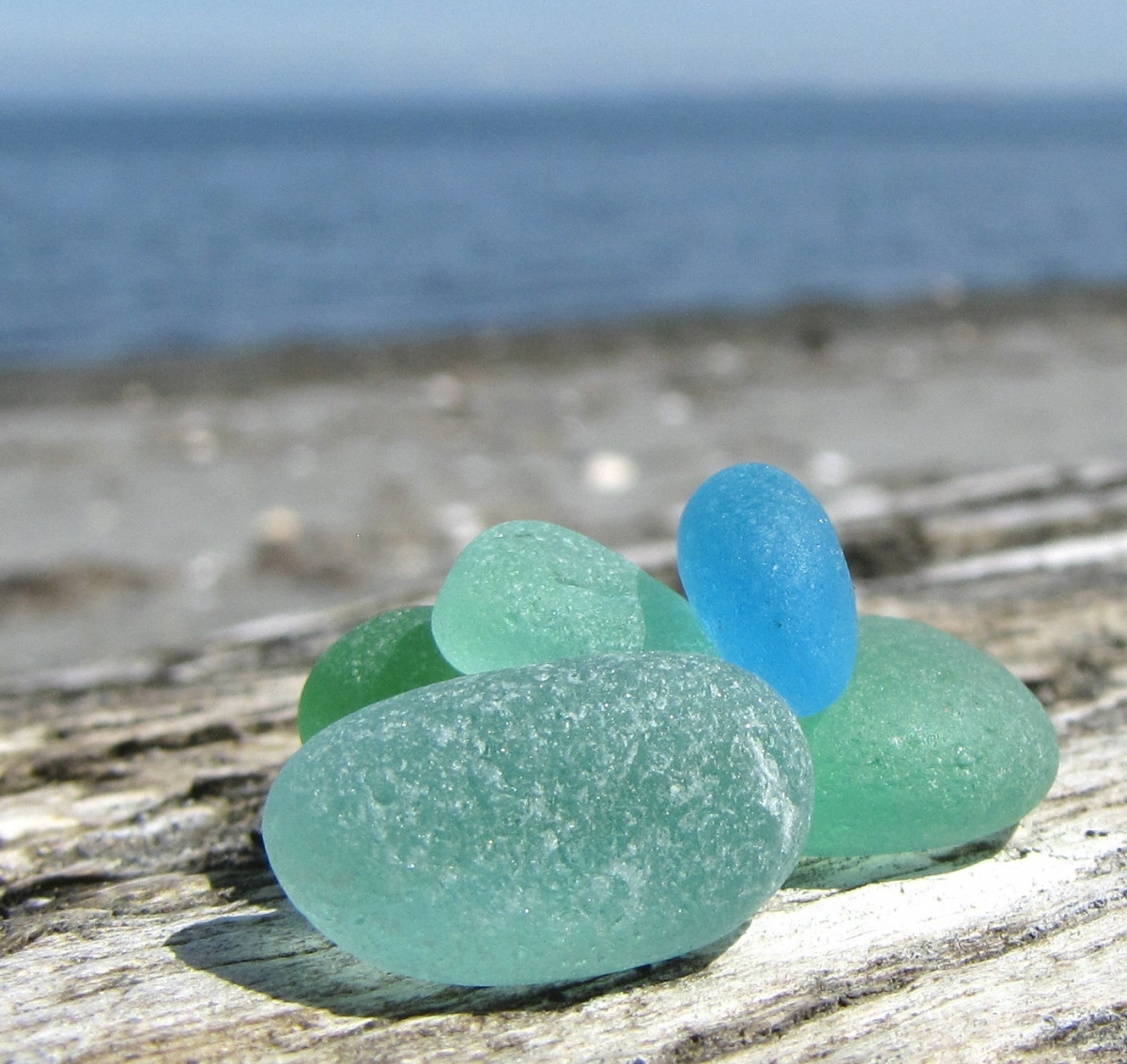 Стекло природный материал. Голубая галька. Камни разноцветные морские. Цветные камушки. Стеклянные морские камушки.
