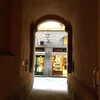 Лука, Тоскана, вид на улицу Феллунга из арки, экскурсии по Флоренции и Тоскане с частным индивидуальным гидом на русском языке