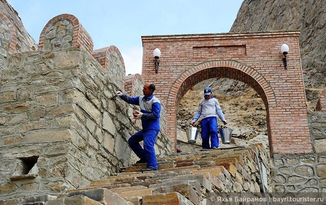 В горах Азербайджана возрождается крепость Алинджа-гала