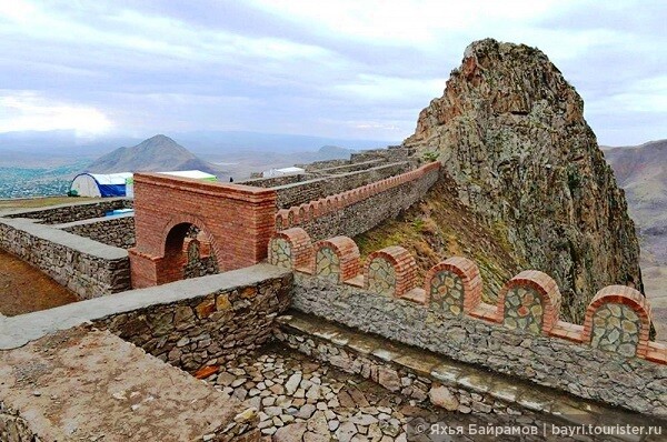 В горах Азербайджана возрождается крепость Алинджа-гала