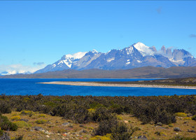 Вид на горный массив Торрес-дель-Пайне издалека.