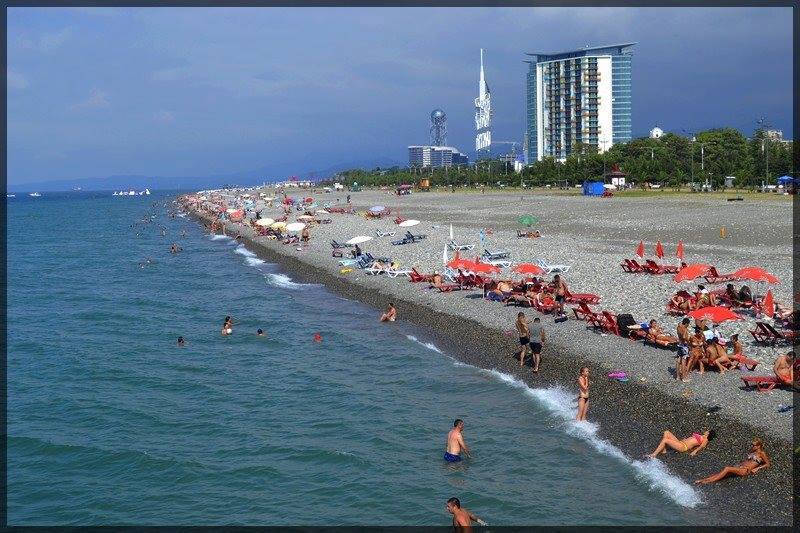 Пляж в Батуми с отдыхающими