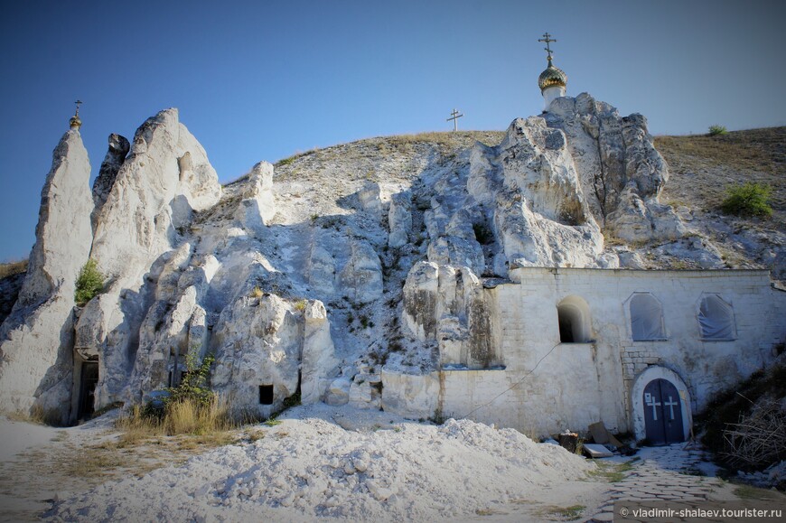 Вход в пещеры Дивногорского монастыря.