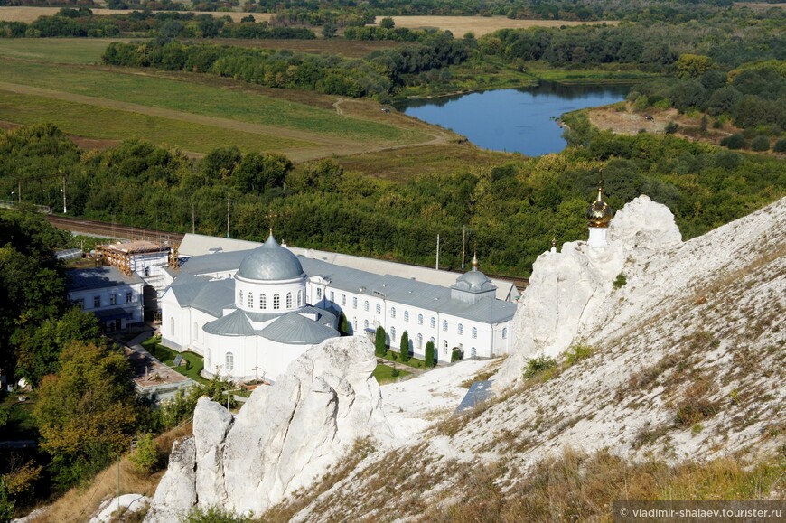 Общий вид на Свято-Успенский Дивногорский монастырь.