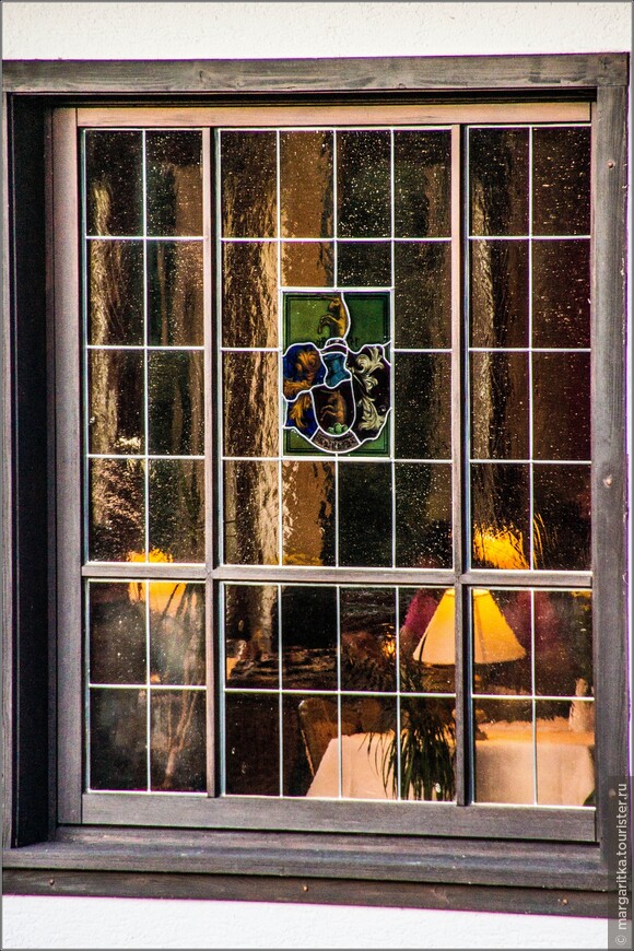 окна -витражи в ресторане  вид с улицы