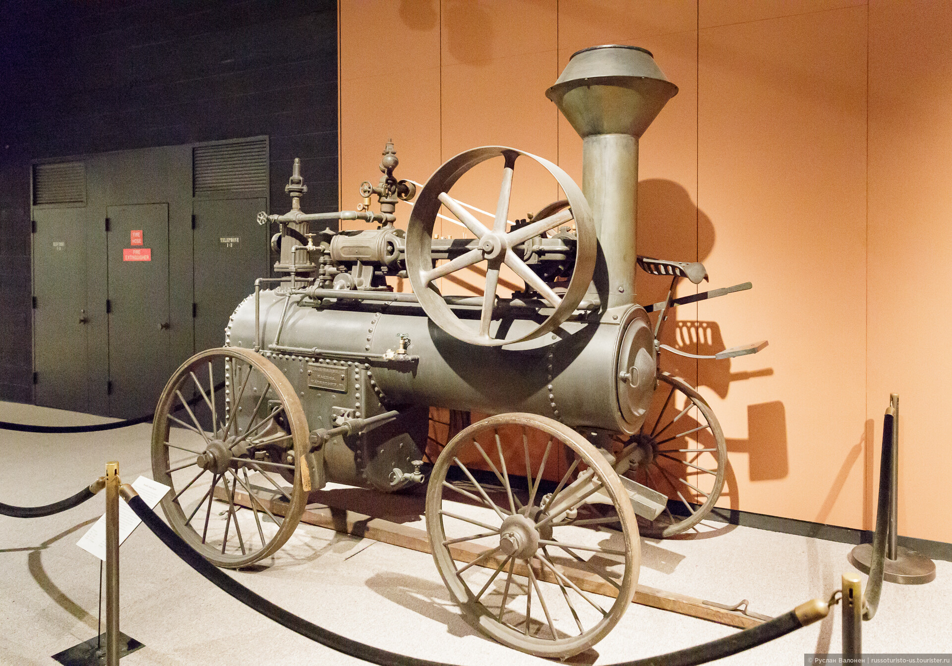 Первый паровой автомобиль. Паровой двигатель 18 века в Англии. Первый паровой автомобиль 1803. Паровая машина 18 века в Англии. Паровой двигатель 19 века.