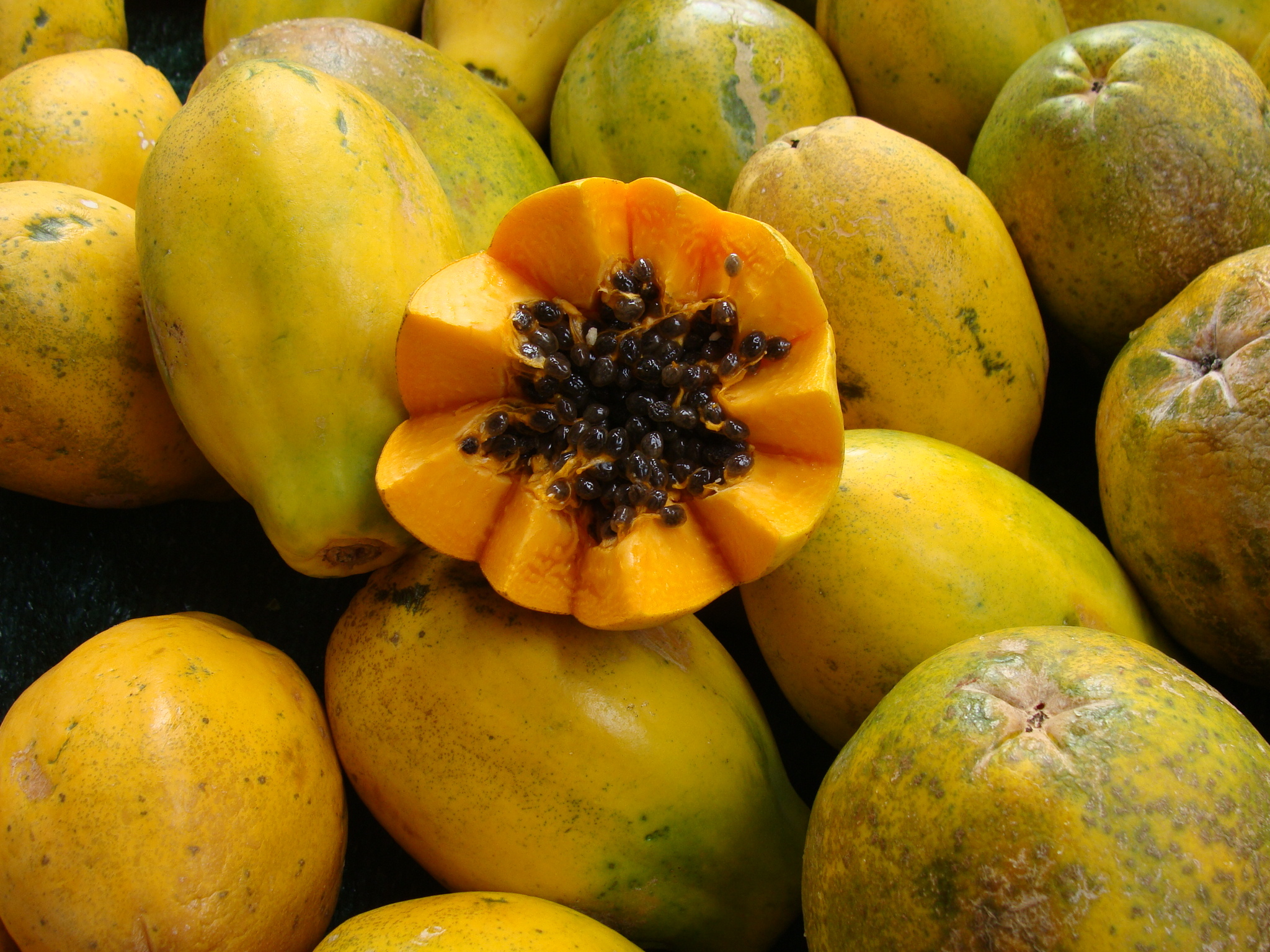 Желтые фрукты названия. Папайя и маракуйя. Экзотические фрукты Тайланда папайя. Манго папайя маракуйя. Карибиан фрукт.