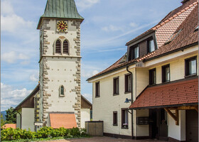 каждый населенный пункт обязательно имеет приходскую  церковь. Здесь церковь св. Венделина достойно украшает Альтгласхюттен (Altglashütten) 
