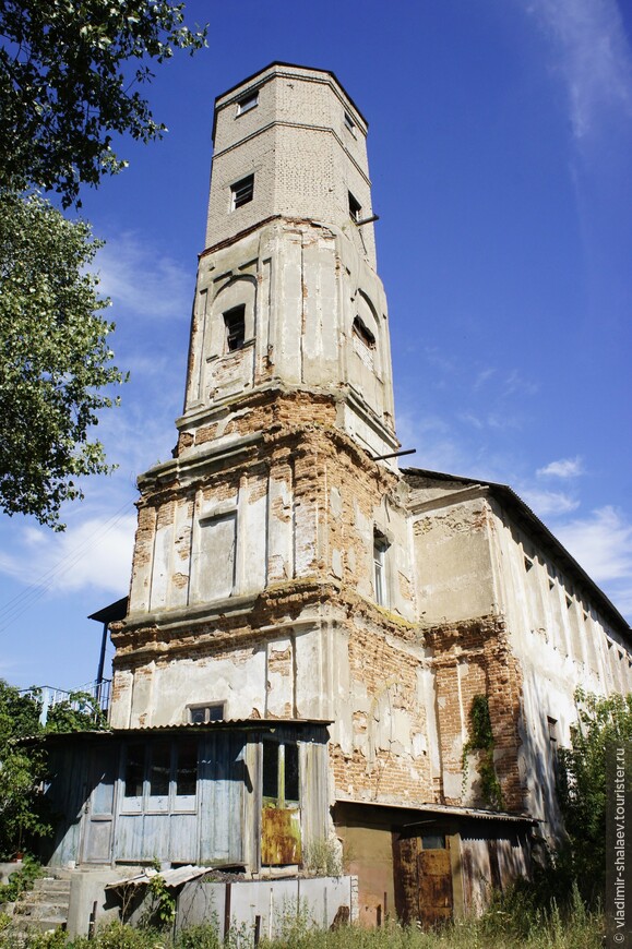 Колокольня бывшей Покровской церкви.