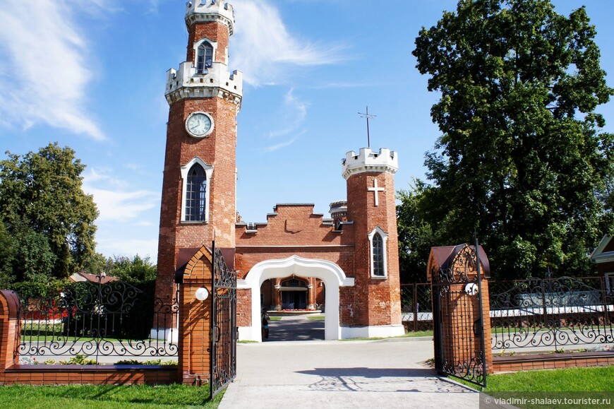 Въездные ворота и башня с часами.