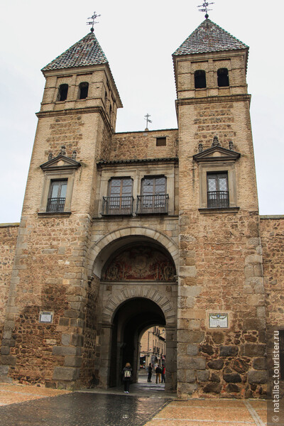 Ворота Бисагра (Puerta Nueva de Bisagra)-главные ворота средневекового Толедо,  построенные еще при арабах. 