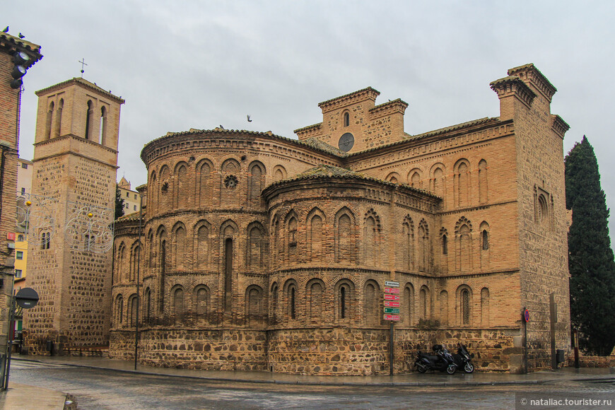 Церковь Сантьяго де Аррабал (Church of Santiago del Arrabal),  перестроена в XII веке из мечети, возведенной в X веке. 