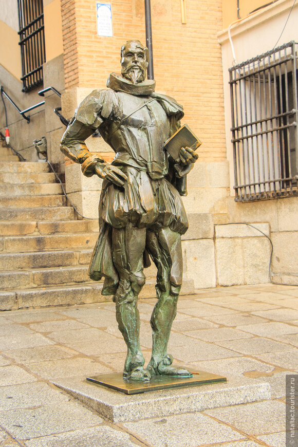 За аркой Крови статуя Сервантеса.