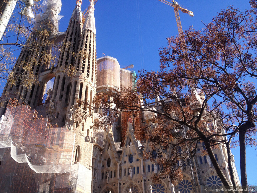Для меня La Sagrada Família оказалась непонятной. И дело, конечно, не в строительных кранах и не в лесах - можно их мысленно ликвидировать. В подобных строениях я предпочитаю классику, имхо. Но масштабы и смелость автора, безусловно, огромны.
