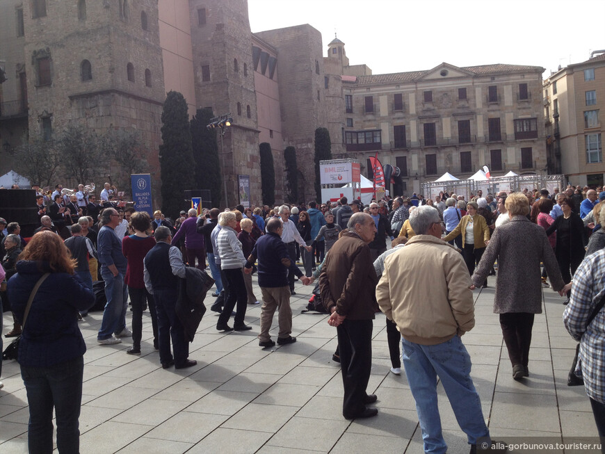 На площади перед Кафедральным собором в воскресенье собирается разновозрастный народ и танцует национальные каталонские танцы, не напоказ, для себя...