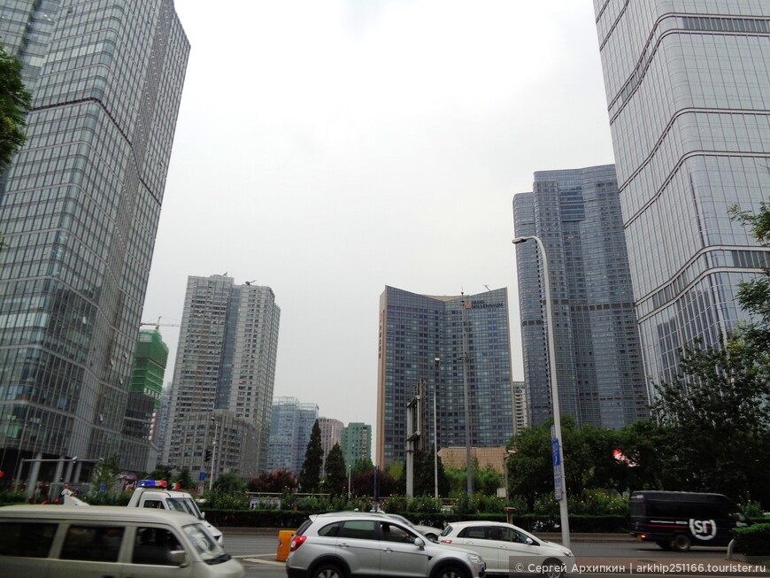 По Пекину — от площади Тяньаньмэнь до золотой улицы Ванфуцзин.