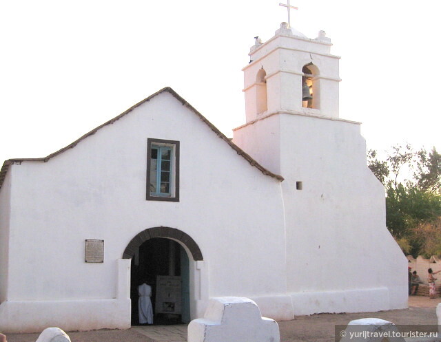 Церковь Сан-Педро-де-Атакама. Еще в 1557 году на этом месте была часовня, а эта церковь построена на ее месте в 1745 году. 

