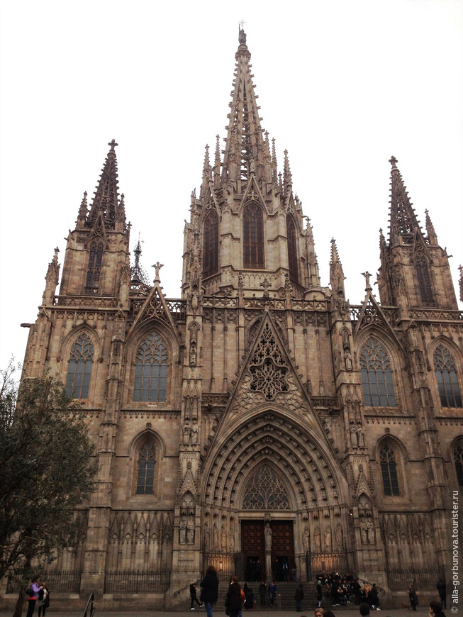 Кафедральный Барселонский собор - Собор Святого креста и Святой Евлалиии.