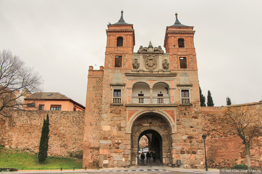  Ворота в крепостной стене периода мусульманского владычества, частично перестроенные в XVI веке.
