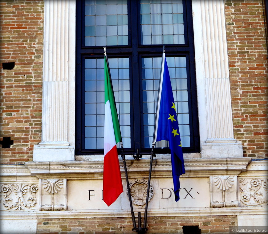 Флаги на палаццо Дукале в Урбино.