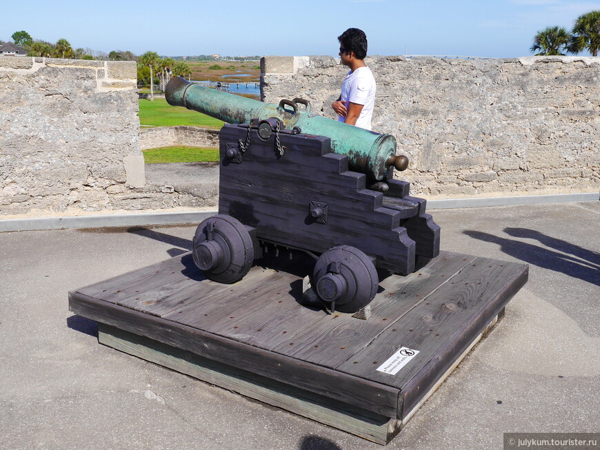 В крепости приличная коллекция артиллерийских орудий.