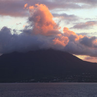 Невис отделен от Сент-Китс проливом Те-Нарроус и по сути своей является вершиной вулкана Невис и его боковых жерл. Интересно, каково это - жить на вулкане, причем в самом прямом смысле?