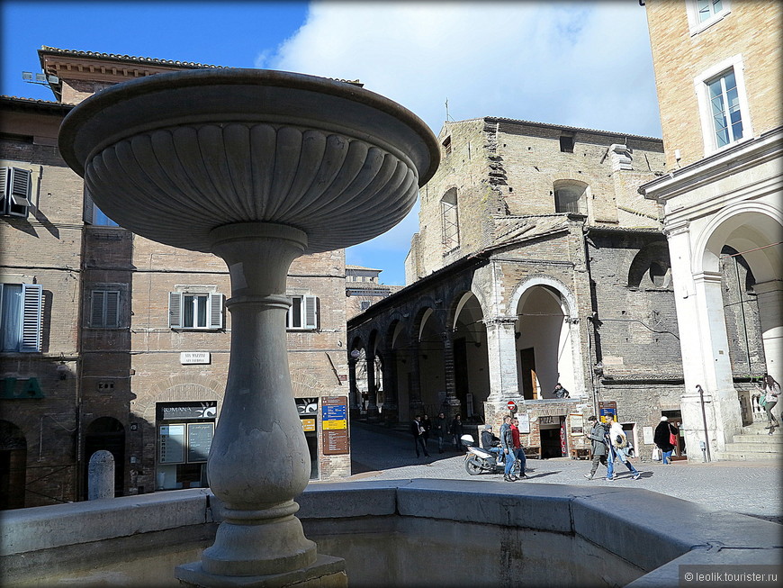 Площадь Республики с неработающим фонтаном и порталом XVI века церкви св.Франциска.