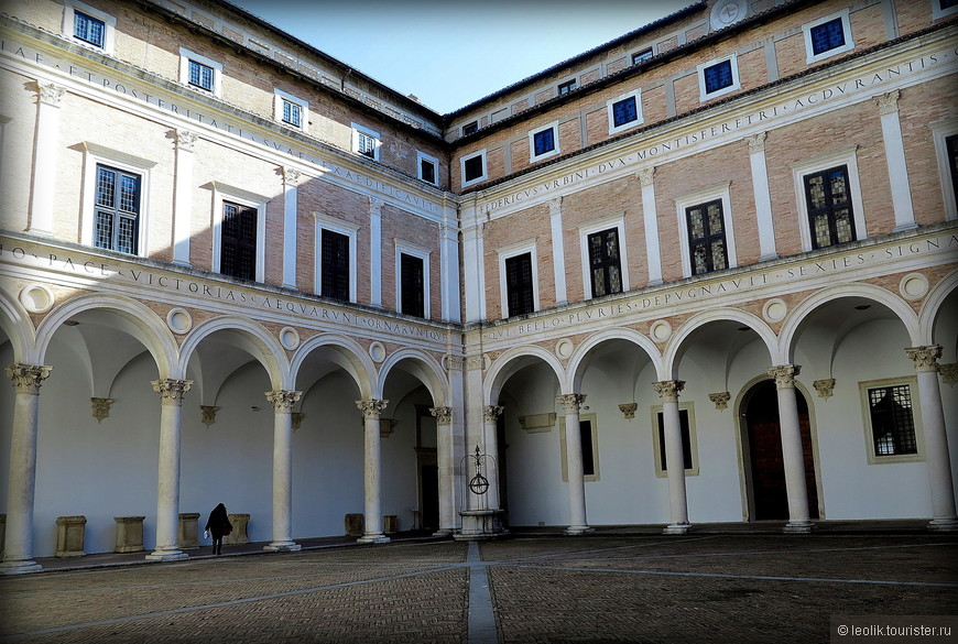 Парадный внутренний дворик палаццо Дукале(«Cortile dOnore», «двор славы»)