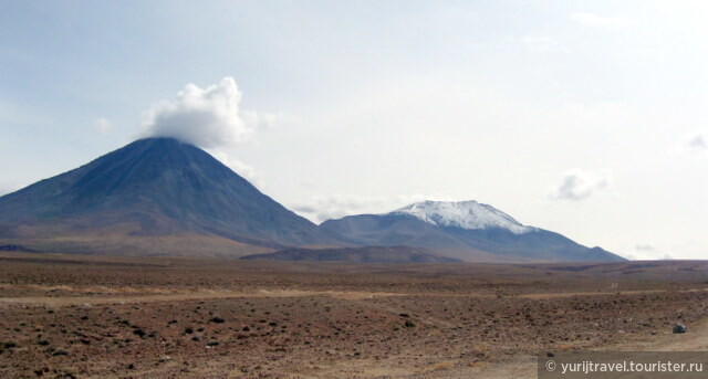 Слева - вулкан Ликанкабур, справа - Хурикес
