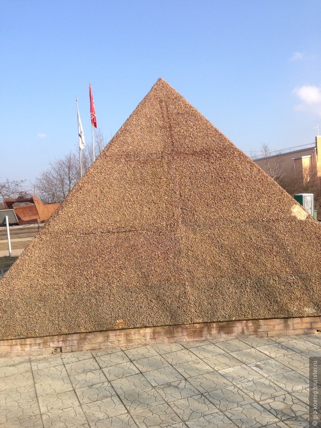 янтарная пирамида на смотровой площадке карьера!
ни много, ни мало, а 800 кг янтаря!!