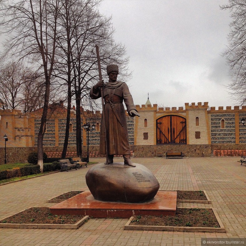 Памятник основателю селения Дзауджикау - Дзаугу Быгулову, на территории которого Екатерина II приказала основать военное уркепление в 1784 г.