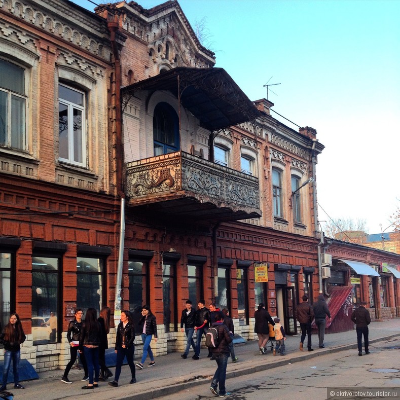 Балкончик старого дома на ул. Куйбышева, вполне может составить конкуренцию викторианским балкончикам.