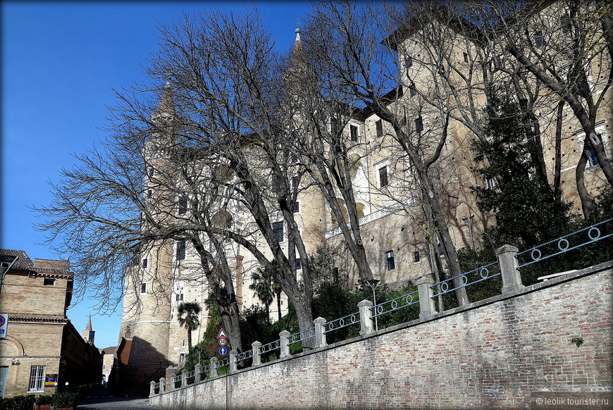 После отъезда Лаураны из Урбино в 1472 году, архитектором дворца стал еще один великий мастер эпохи Возрождения, придворный архитектор Федериго да Монтефельтро Франческо ди Джорджио Мартини. Совместно с миланским скульптором Амброджо Бароччи, выполнившим все внутренние и внешние украшения здания, к 1483 году, году смерти герцога Федериго, работы были в целом закончены. В первой половине 16 века архитектор Джироламо Дженга завершил второй этаж сооружения.