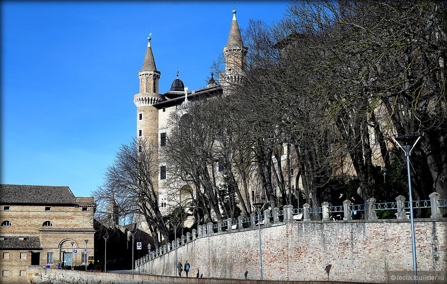 «Башенный фасад» («dei Torricini») с двумя башнями высотой около 60 метров – еще один, самый заметный глазу публики, шедевр архитектора Лаураны. Две легкие и элегантные башни, безукоризненно интегрированные в ландшафт, являются самым знаменитым символом города Урбино.