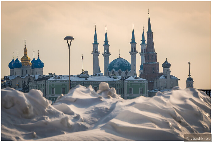 Вид Кремля из сугробов.