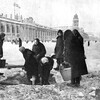 Блокадники Ленинграда в очереди за водой на Невском проспекте