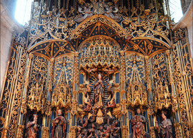 В старом соборе привлекает внимание главная капелла с алтарём из резного и раскрaшенного золотом дерева - талья дорада. Это сравнительно позднее произведение 1498-1508 годов, созданное фламандскими мастерами.
