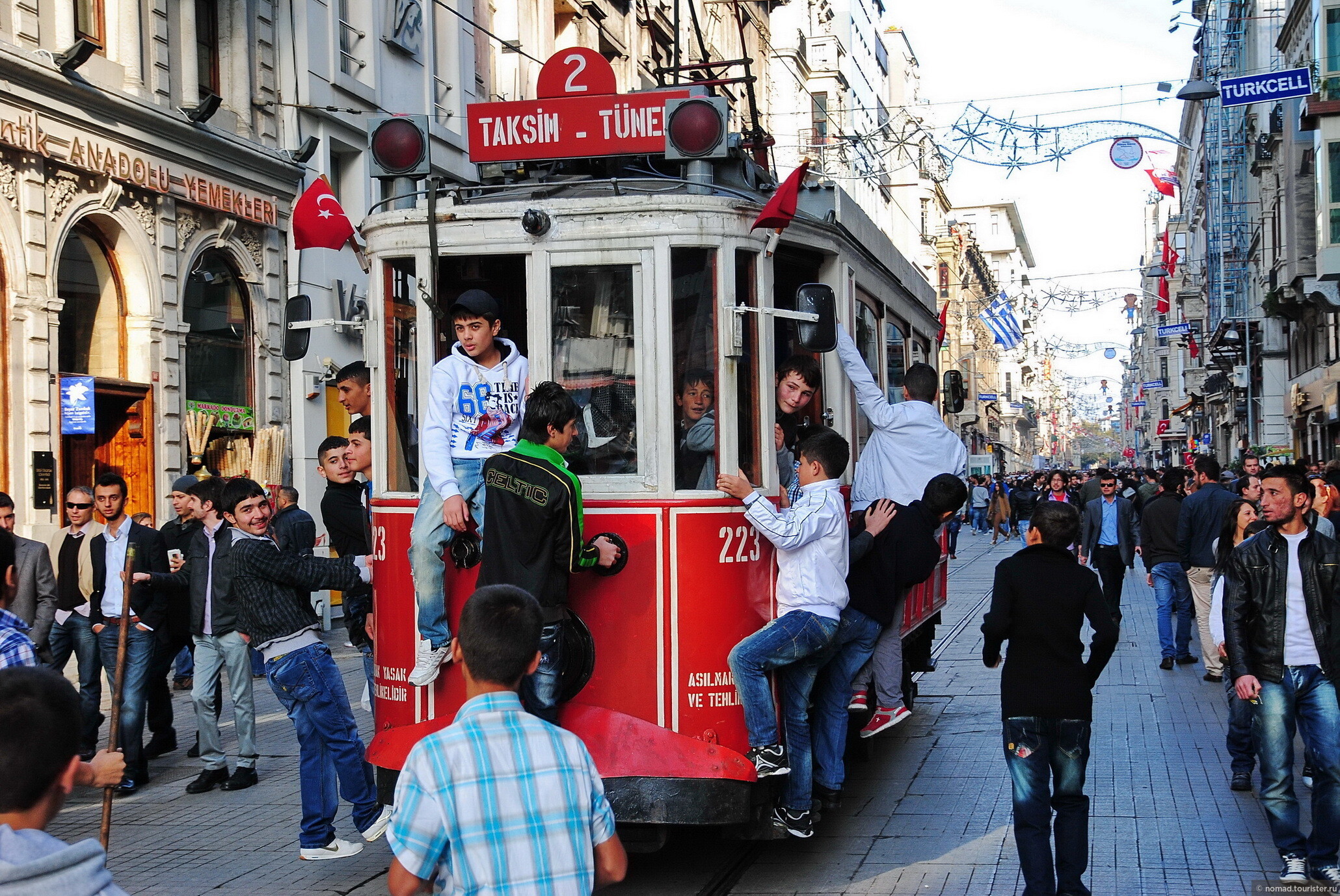 Один день в стамбуле спб. Стамбул люди на улице. Стамбул башня туристы. Стамбул на 3 дня. Стамбул фото туристов.