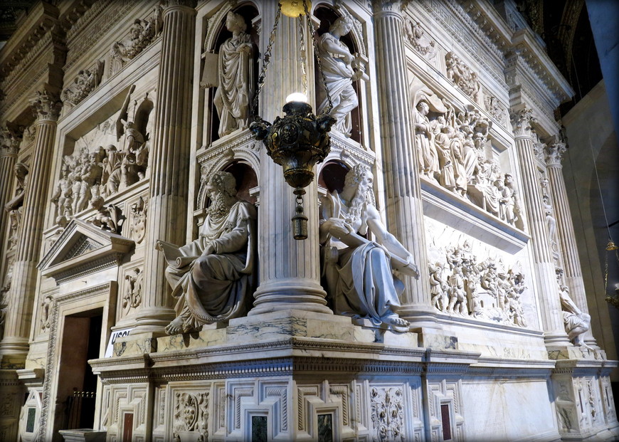 Мраморное покрытие Святого дома – это отдельный шедевр, выполненный по воли папы Юлия II по рисункам архитектором Донато Браманте в 1509 г. Работы проводились лучшими итальянскими мастерами – Андреа Сансовино, Раньери Неруччи, Антонио да Сангалло Младшим.