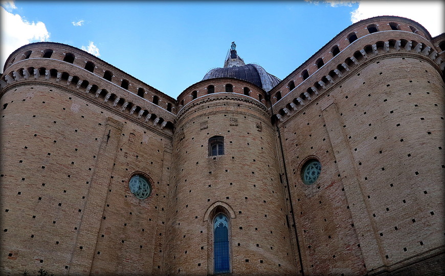 Замковые стены и Главная крепостная башня работы Кристофоро Рессе, который их возвел в 1517-1520 гг., как предполагается, по эскизу Антонио да Сангалло Младшего. 