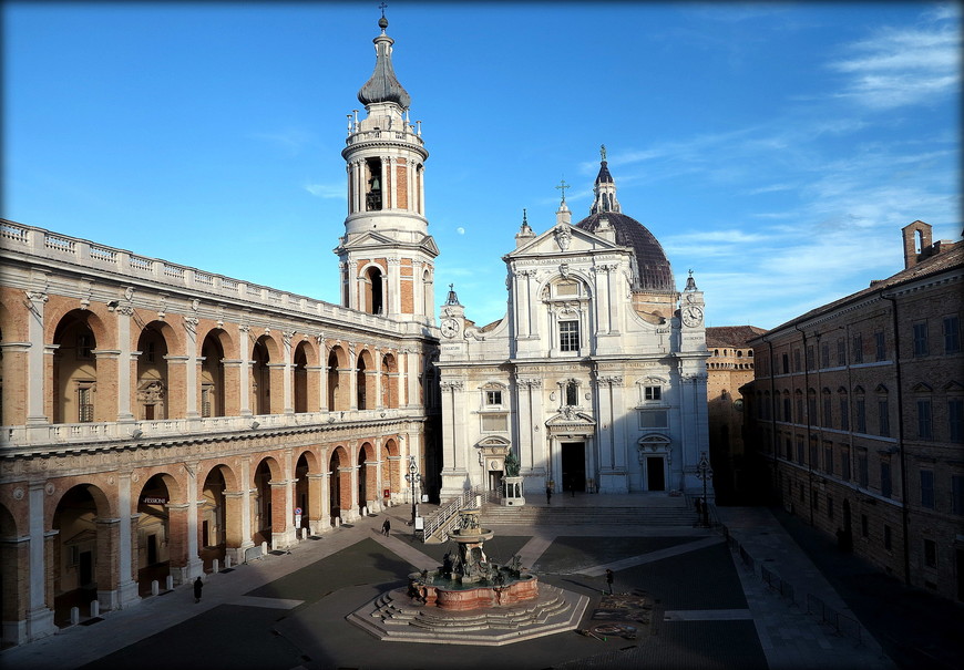 Городской дворец (Palazzo Communale) ранее называвшийся Апостольским дворцом (Palazzo Apostolico, 15 век), имеющий традиционную форму буквы L и располагающийся в двух уровнях.Четвертую сторону площади занимает Palazzo Illirico, где располагается иезуитская школа-интернат.