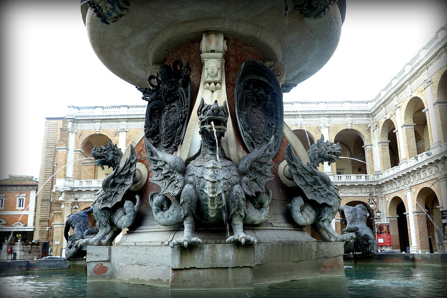 Перед базиликой раскинулась большая площадь с фонтаном (1604-1614) в центре. Его придумали известный художник К. Мадерна и его дядя Дж. Фонтана. Бронзовые изваяния орлов, драконов, тритонов и дельфинов созданы уже после постройки фонтана в 1622 году.